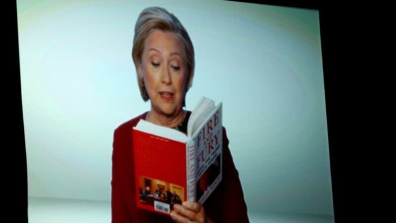 Hillary Clinton las aus dem Trump-Buch "Fire and Fury" (Bild: AP)