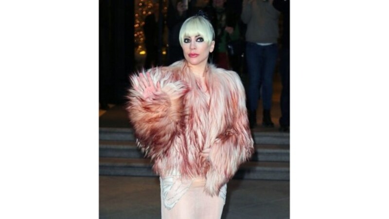 Lady Gaga in einer Federnjacke (Bild: www.PPS.at)