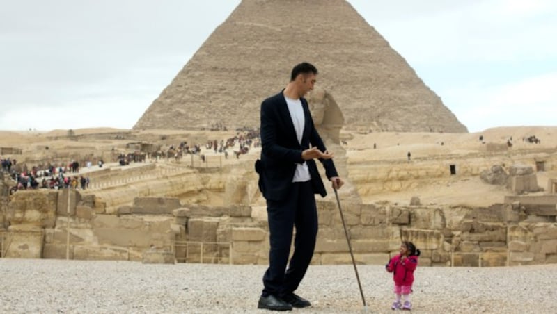 Sultan Kösen und Jyoti Amge posierten vor Pyramide und Sphinx in Ägypten. (Bild: AFP)