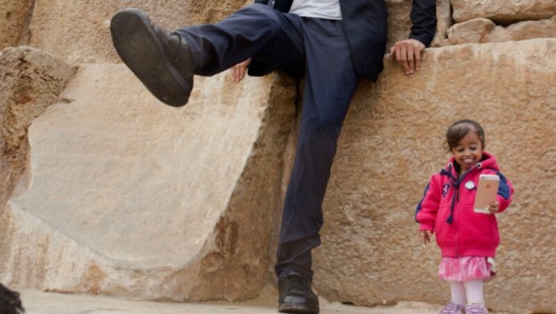 Jyoti Amge macht ein Selfie mit dem größten Mann der Welt. (Bild: Amr Nabil)