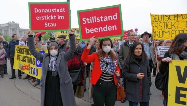 Demonstration für den Lobautunnel vor dem Bundeskanzleramt (Bild: Gerhard Bartel)