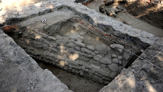 Zwei der rund 2400 Jahre alten, freigelegten Gräber (Bild: INAH/Mauricio Marat)