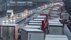 Nasse Fahrbahnbedingungen sorgen aktuell vermehrt für Unfälle. (Bild: FOTOKERSCHI.AT/KERSCHBAUMMAYR)