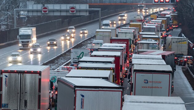 Las condiciones húmedas de la carretera están provocando más accidentes. (Bild: FOTOKERSCHI.AT/KERSCHBAUMMAYR)