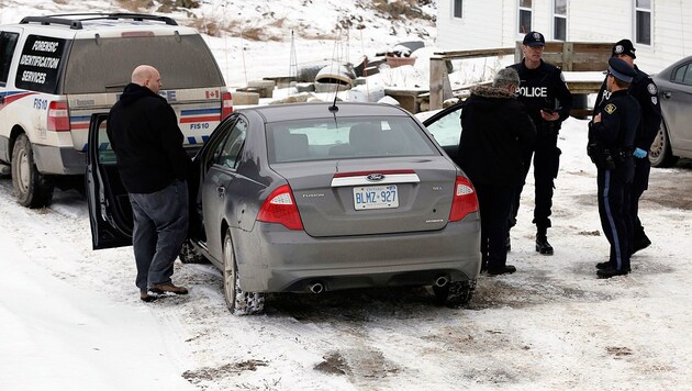 Polizisten vor dem Haus des Serienkillers in Madoc (Ontario) (Bild: Associated Press/The Canadian Press)
