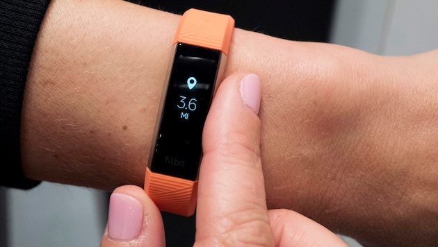 Fitbit sammelt den Aktivisten zufolge „hochsensible Gesundheitsdaten“. (Bild: AP)