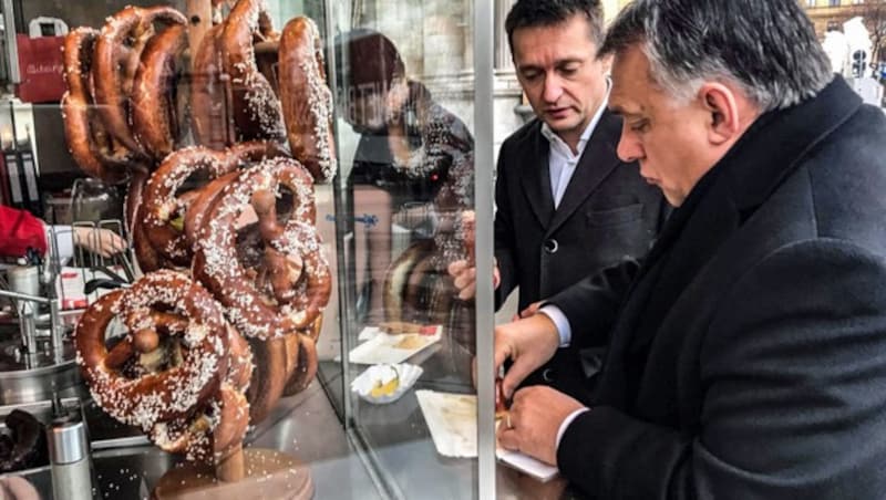 Ministerpräsident Viktor Orban stärkt sich vor seinem Zusammentreffen mit Bundeskanzler Sebastian Kurz mit Würstel und Brezel. (Bild: facebook.com/orbanviktor)