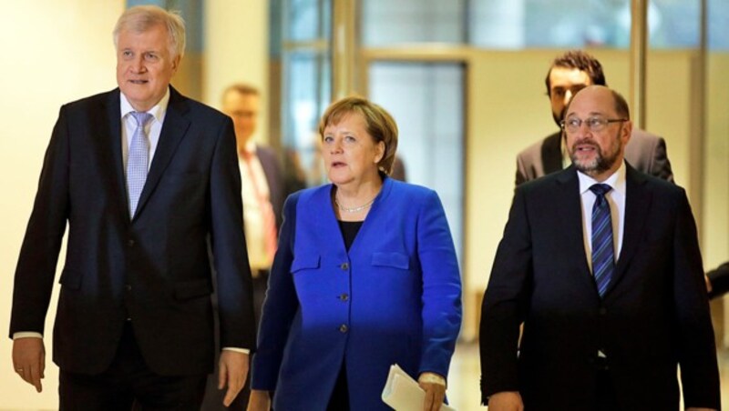 Kanzlerin und CDU-Chefin Angela Merkel mit CSU-Chef Horst Seehofer (li.) und SPD-Chef Martin Schulz (re.) (Bild: AP)