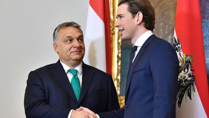 Freundlicher Empfang für Ministerpräsident Viktor Orban durch Bundeskanzler Sebastian Kurz (Bild: AFP)