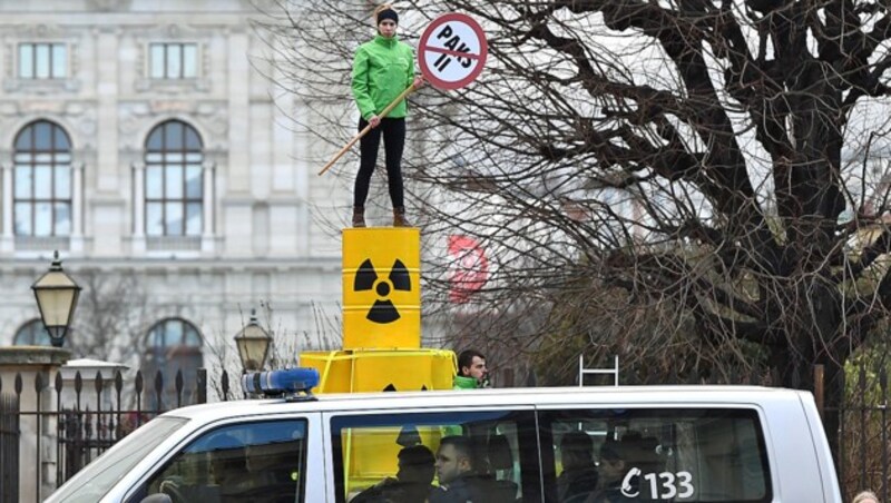 Greenpeace-Aktivisten protestieren gegen einen Ausbau des ungarischen AKW Paks anlässlich des Besuchs von Ministerpräsident Orban in Wien. (Bild: AFP)