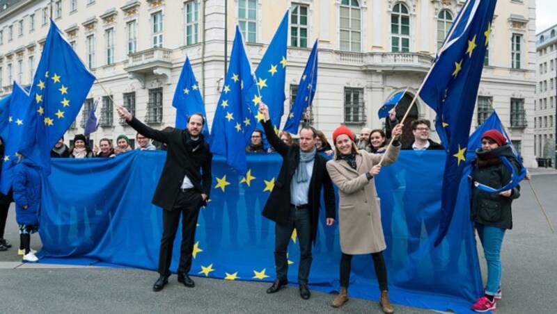 NEOS-Chef Matthias Strolz und seine Parteifreunde setzen ein proeuropäisches Zeichen vor dem Bundeskanzleramt. (Bild: NEOS)
