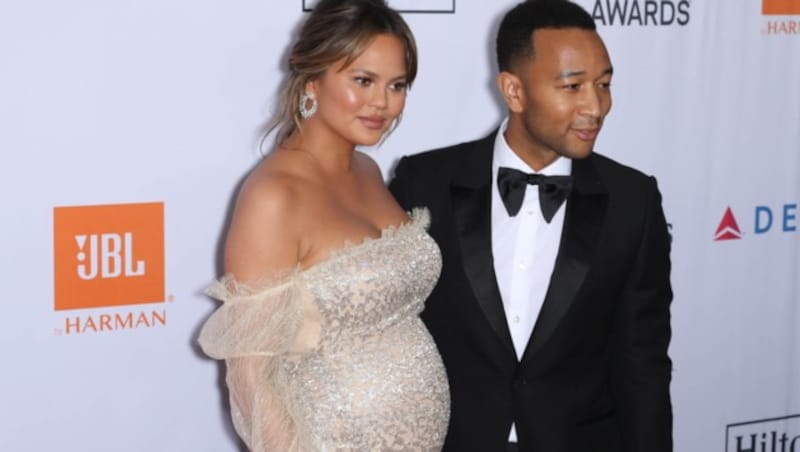 Chrissy Teigen und John Legend freuen sich bei den Grammys auf Baby Nummer 2. (Bild: www.PPS.at)