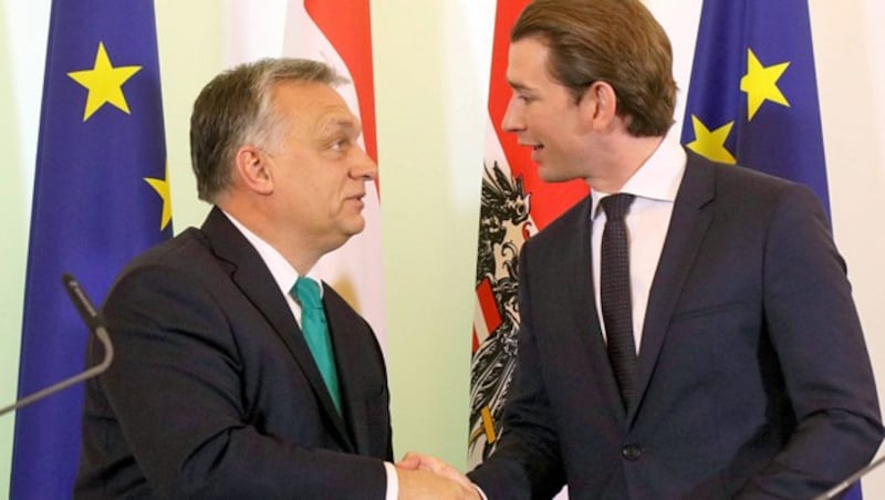 Beim Thema EU-Budget gibt es starke Meinungsverschiedenheiten zwischen Ungarns Ministerpräsident Viktor Orban und Bundeskanzler Sebastian Kurz . (Bild: AP)