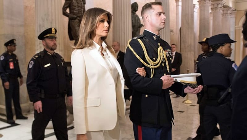 Melania Trump beim Verlassen des Kapitols nach der Rede ihres Ehemannes (Bild: APA/AFP/JIM WATSON)