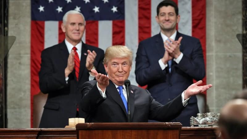 Trump lässt sich feiern, im Hintergrund Vizepräsident Mike Pence (li.) und der Sprecher des Repräsentantenhauses, Paul Ryan (Bild: AP)