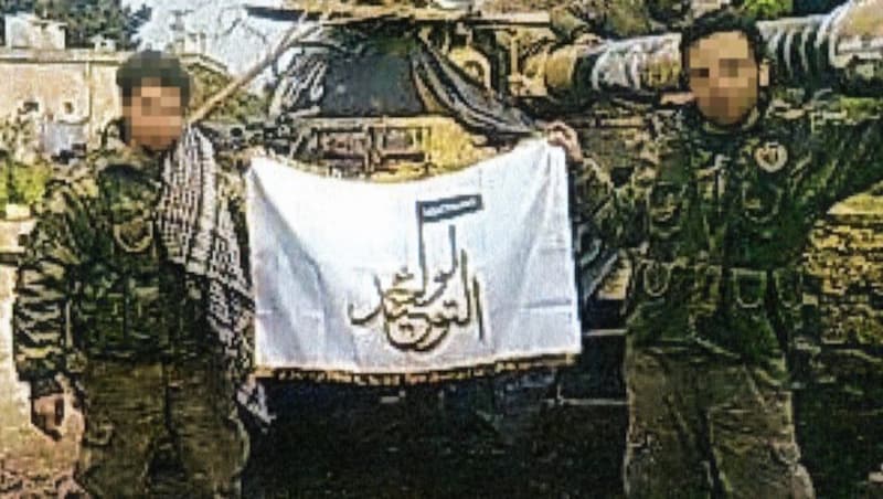 Der Jung-Dschihadist (links) mit der Flagge der Terrororganisation (Bild: WMN)