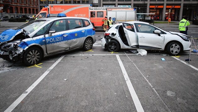 Eine 21-jährige Berlinerin starb, als ihr Clio von einem Polizeiauto im Einsatz gerammt wird. (Bild: EPA)