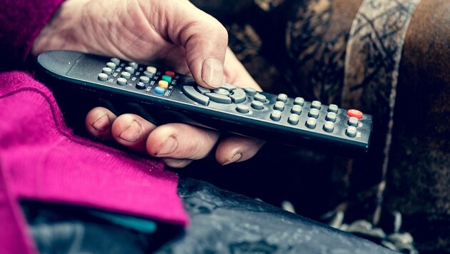 Fernsehen ist eines der wenigen Vergnügen einer gehbehinderten Pensionistin (Symbolbild). (Bild: stock.adobe.com, krone.at-Grafik)