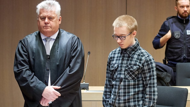 Der Angeklagte Marcel H. neben seinem Anwalt Michael Emde im Landgericht in Bochum (Bild: APA/dpa/Bernd Thissen)