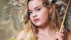 Ava Witherspoon in der aktuellen Kampagne von Rodarte (Bild: instagram.com/rodarte)