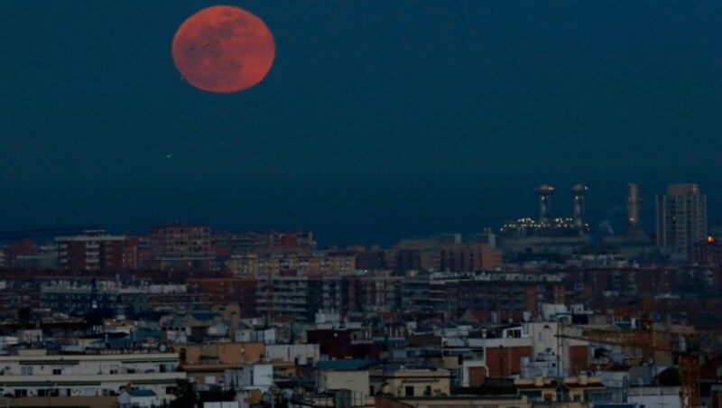 Der Blutmond über Barcelona, Spanien (Bild: AP)