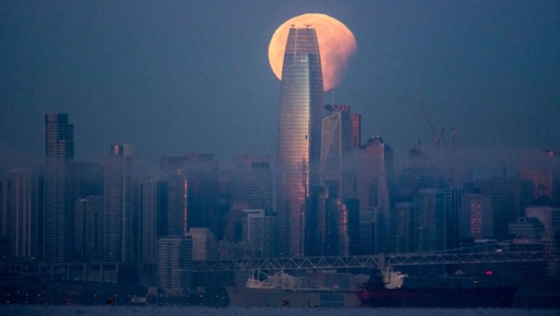 Der Mond hinter dem Saleforce Tower in San Francisco (Bild: Noah Berger)