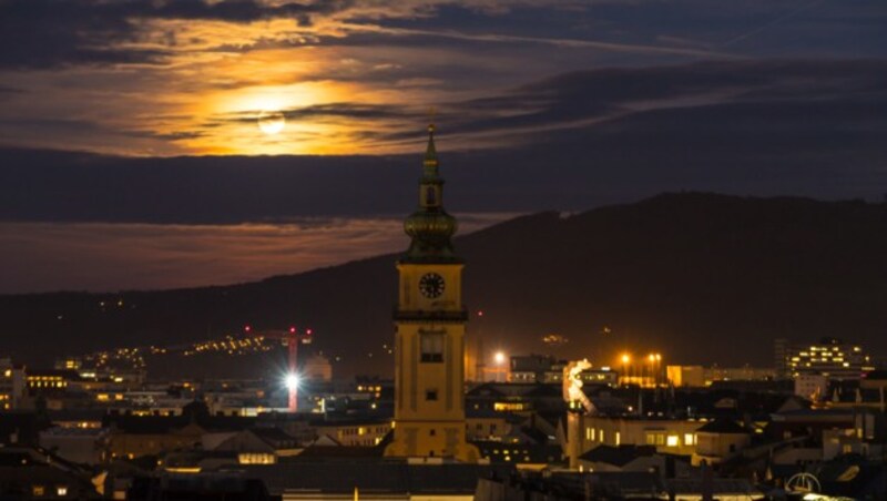 Der Vollmond über Linz (Bild: "Krone"-Leserreporter)