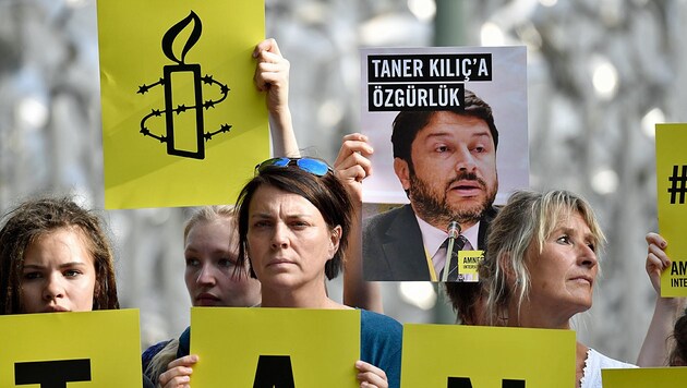Protest von Amnesty International im Vorjahr in Berlin gegen die Inhaftierung von Taner Kilic (Bild: AFP)
