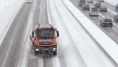 In Oberkärnten und Osttirol sind Streufahrzeuge bereits unterwegs (Symbolbild). (Bild: APA/dpa/Andreas Gebert)