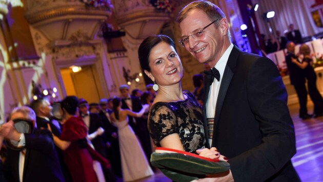 Bettina Stelzer mit Ehemann LH Thomas Stelzer kürzlich am CV Ball im Palais Linz.
 (Bild: Markus Wenzel)