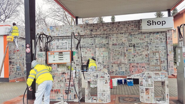 Bevor die Turmöl-Tankstelle einem Hotel weicht, wird sie komplett mit Zeitungen beklebt. (Bild: Initiative "Kunst ma helfen")