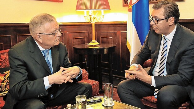 Serbiens Staatspräsident Aleksandar Vucic (re.) im Interview mit "Krone"-Redakteur Kurt Seinitz (Bild: Tomschi Peter)