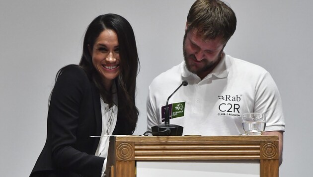 Mit einem überaus charmanten Lächeln überspielte Meghan Markle die Panne bei der Preisverleihung. (Bild: AFP)