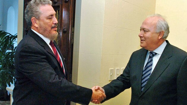 Eines der seltenen Archivbilder von "Fidelito" (li.): 2007 mit dem damaligen spanischen Außenminister Miguel Angel Moratinos (Bild: AFP PHOTO/ALEJANDRO ERNESTO/POOL)