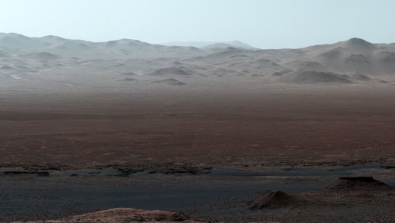 Ein Blick über den Gale-Krater und darüber hinaus (Bild: NASA/JPL-Caltech/MSSS)