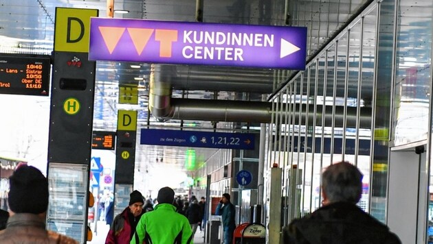Auswuchs des "Gender-Wahns" am Bahnhof in Innsbruck: Kunden durch Binnen-I „verschluckt“ (Bild: zeitungsfoto.at)