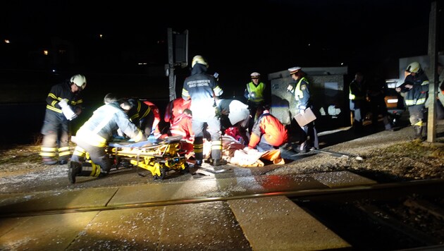 Der Verletzte (65) wird neben den Gleisen vom Notarzt, Sanitätern, Feuerwehrleuten, Polizisten und Zeugen versorgt (Bild: FF Bad Ischl)
