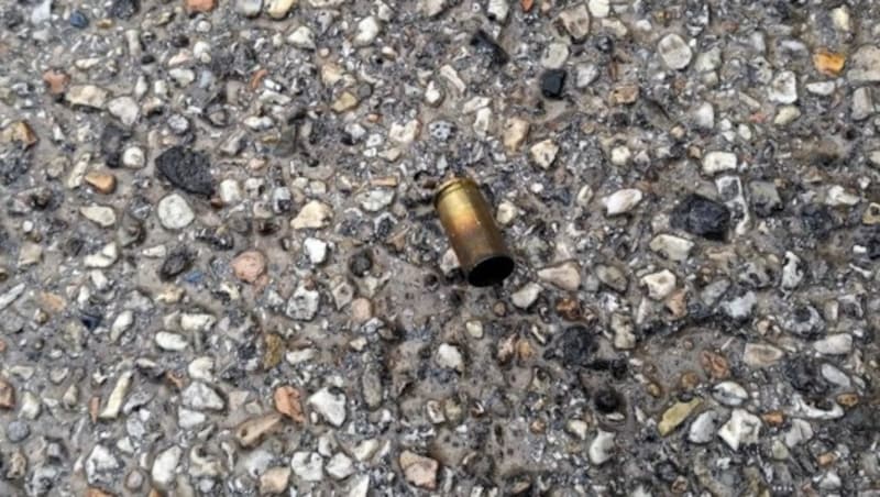 Ein Bild vom Tatort in Macerata zeigt eine am Boden liegende Patronenhülse von einem der auf Afrikaner abgefeuerten Schüsse des 28-jährigen Italieners. (Bild: AP)
