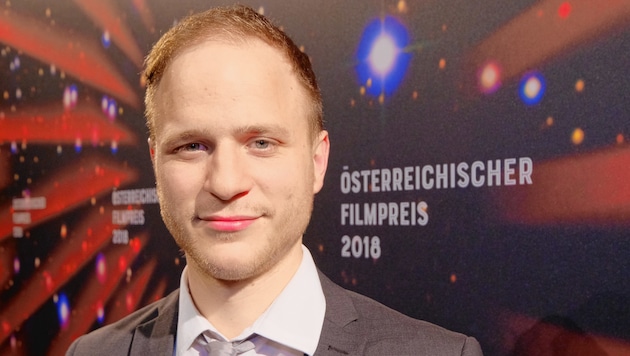 Adrian Goiginger bei der Filmpreisverleihung im ORF (Bild: ORF/Günther Pichlkostner)