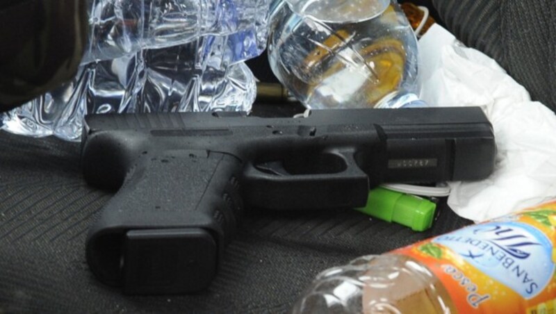 Mit dieser Glock schoss der Italiener Luca T. aus dem Auto auf mehrere Afrikaner. (Bild: AFP)