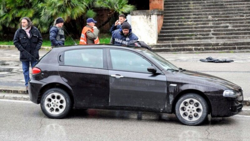 Das Fahrzeug des Schützen: Ein schwarzer Alfa Romeo (Bild: AFP)