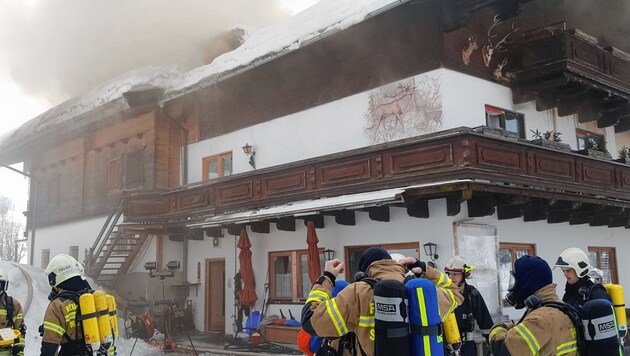 Nicht nur der Stall, auch der Dachstuhl des Wohnhauses fing Feuer. Die Helfer mussten es aufschneiden, um an die Brandherde zu gelangen. (Bild: LFV/Winter)