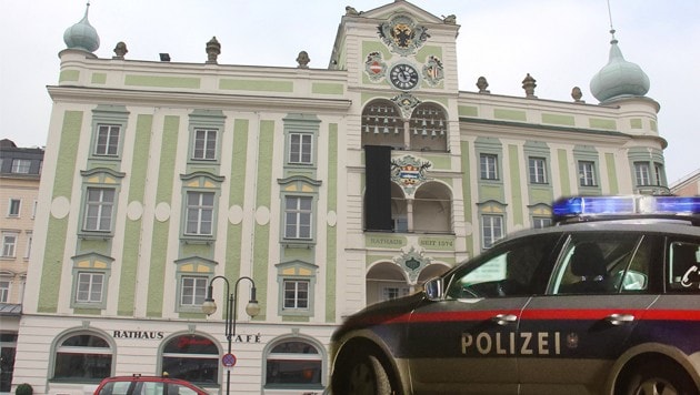 Asylwerber prügelten sich in einem Kaffeehaus beim Rathausplatz in Gmunden. Die Polizei musste ausrücken. (Bild: Hörmandinger, Scharinger)