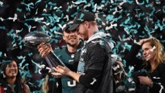 Die beiden Quarterbacks Nick Foles und Zach Ertz feiern ausgelassen. (Bild: AFP or licensors)