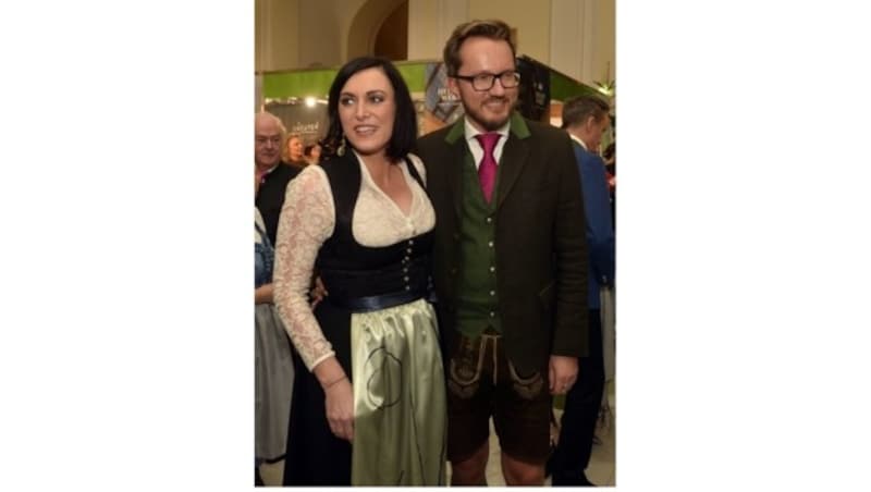 Ministerin Elisabeth Köstinger mit Partner Thomas Kassl beim Jägerball in der Wiener Hofburg (Bild: APA/HERBERT PFARRHOFER)