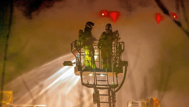 Nach einer Staubexplosion bei der Firma Kaindl musste die Feuerwehr in einem Silo löschen. (Bild: Markus Tschepp)
