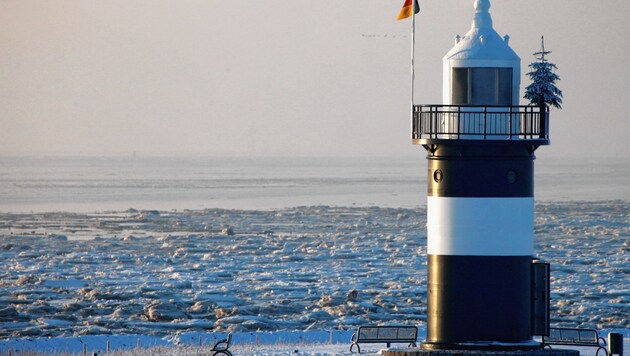Der kleine Leuchtturm an der Hafeneinfahrt von Wremen an der Aussenweser. (Bild: AP)