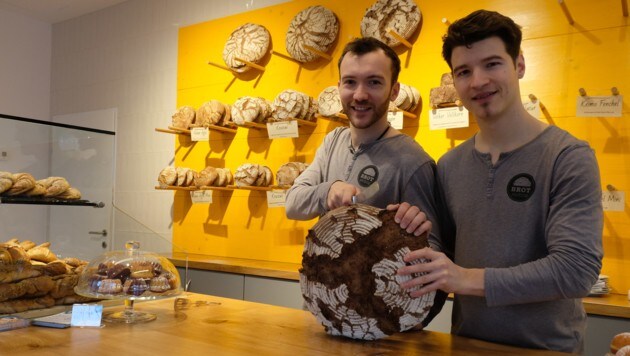 Stefan Faschinger und Oliver Raferzeder (r.) in der neuen Brotsüchtig-Filiale in Linz-Urfahr. (Bild: Horst Einöder)