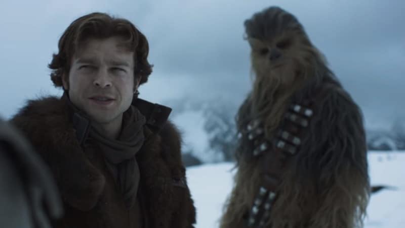 Ein junger Han Solo mit Kumpel Chewbacca (Bild: Disney/Lucasfilm)