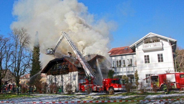 27 Prozent der Feuerwehreinsätze in Oberösterreich galten im Vorjahr - wie hier bei einem Wohnhaus in Mondsee - dem Brandgeschehen. (Bild: manfredfesl.com)